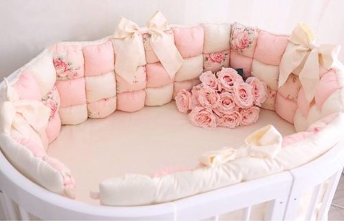 Бортики бонбон в овальную кроватку "Розовые розы"